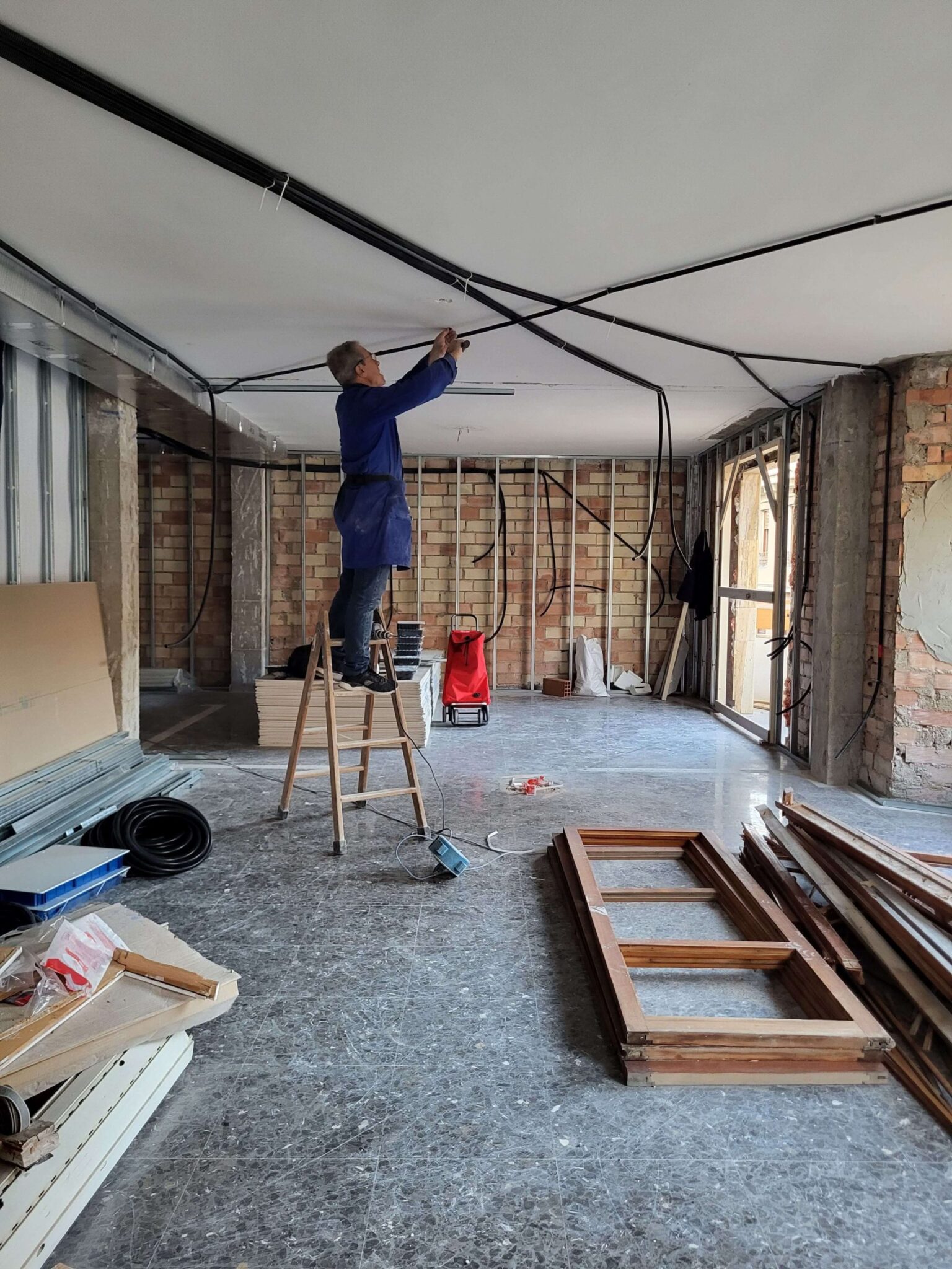 Operario realizando trabajos durante rehabilitación de vivienda