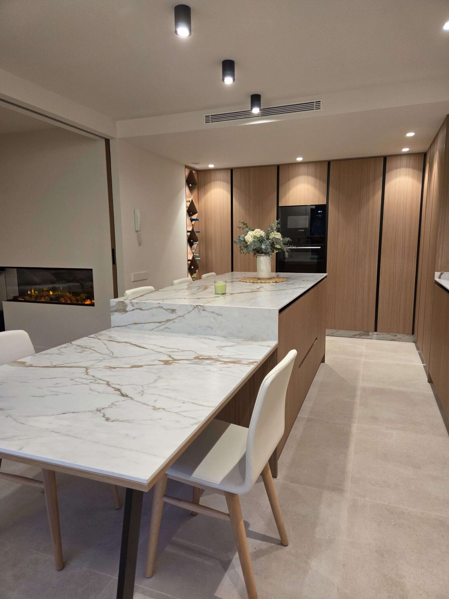 Cocina reformada con isla central y mobiliario de madera