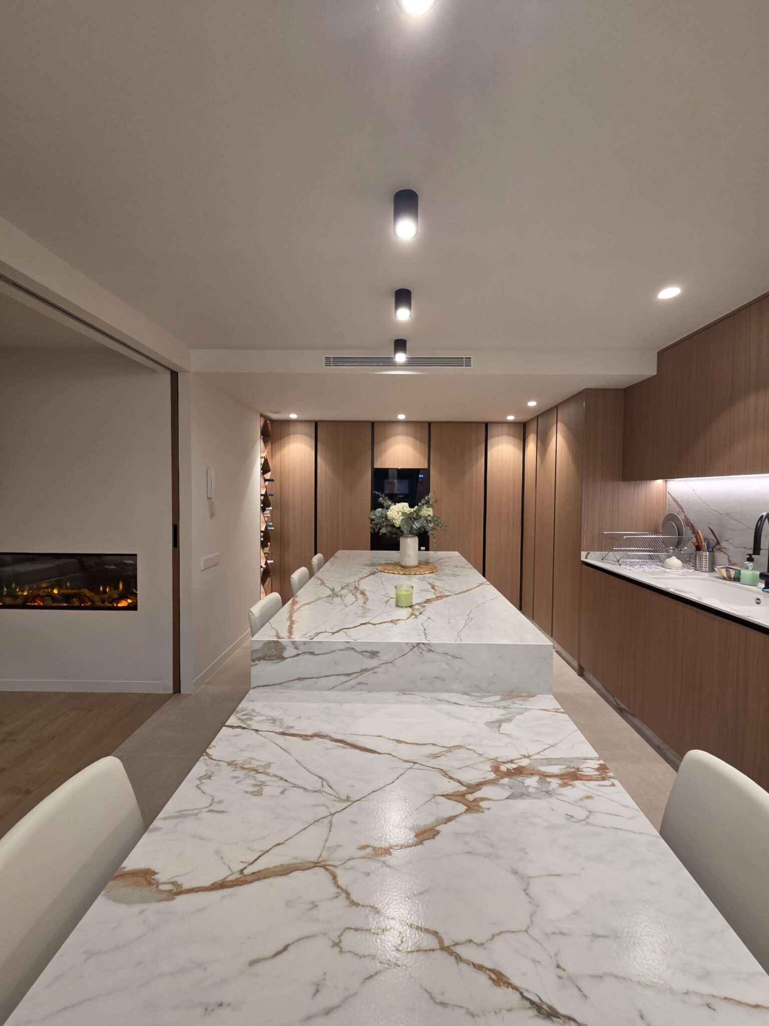 Cocina moderna terminada con encimera efecto mármol