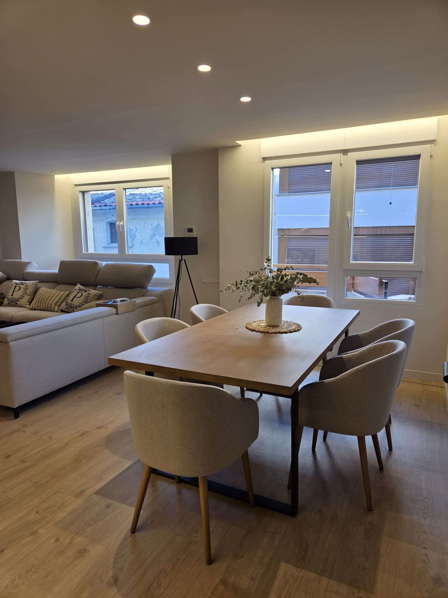 Cocina reformada integrada con zona de comedor